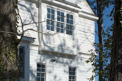 Idee per la facciata di una casa classica a due piani di medie dimensioni con rivestimento in legno