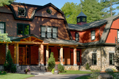 Imagen de fachada marrón tradicional grande de tres plantas con revestimiento de madera y tejado a doble faldón
