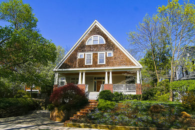 Foto de fachada marrón de estilo americano de tamaño medio de dos plantas con revestimiento de madera y tejado a dos aguas