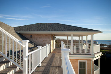 Modelo de fachada de casa costera grande de tres plantas con revestimiento de madera, tejado a cuatro aguas y tejado de teja de madera