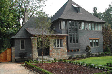 Cette photo montre une grande façade de maison multicolore chic à un étage avec un revêtement mixte, un toit à deux pans et un toit mixte.