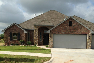 Example of an exterior home design in Oklahoma City