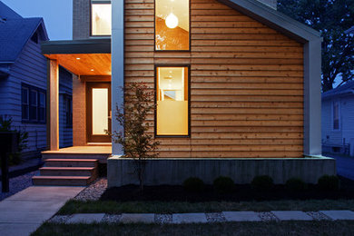 Foto de fachada de casa gris contemporánea de dos plantas con revestimiento de madera
