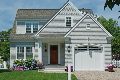 Diseño de fachada de casa gris de estilo americano de tamaño medio de dos plantas con revestimiento de madera, tejado a dos aguas y tejado de teja de madera