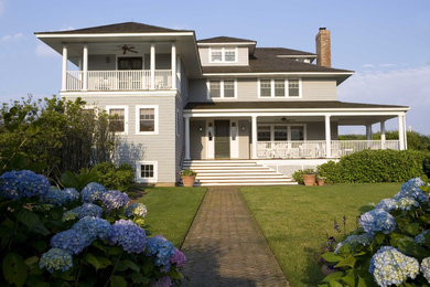 Diseño de fachada de casa gris clásica grande de dos plantas con revestimiento de madera, tejado a cuatro aguas y tejado de teja de madera