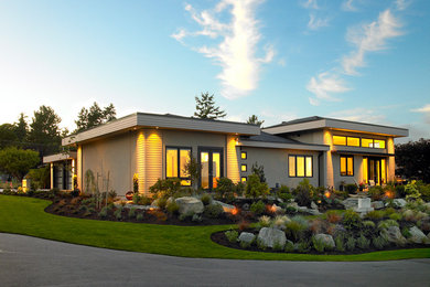 Photo of a contemporary house exterior in Vancouver.