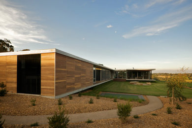 Große, Einstöckige Moderne Holzfassade Haus mit brauner Fassadenfarbe und Flachdach in Melbourne