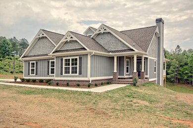 Imagen de fachada gris de estilo americano de tamaño medio de dos plantas con tejado a dos aguas