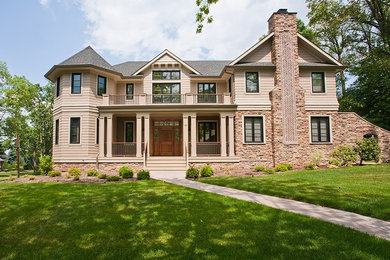 Foto de fachada de casa multicolor de estilo americano grande de dos plantas con revestimientos combinados, tejado de teja de madera y tejado a cuatro aguas