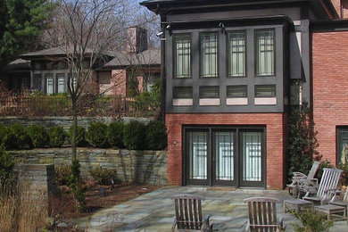 Geräumiges, Zweistöckiges Modernes Haus mit Mix-Fassade, bunter Fassadenfarbe und Walmdach in New York