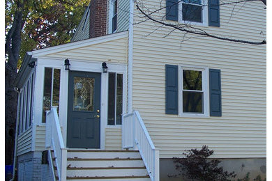 ワシントンD.C.にあるトラディショナルスタイルのおしゃれな家の外観 (黄色い外壁) の写真