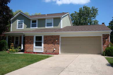 Exemple d'une façade de maison verte chic en panneau de béton fibré de taille moyenne et à un étage.