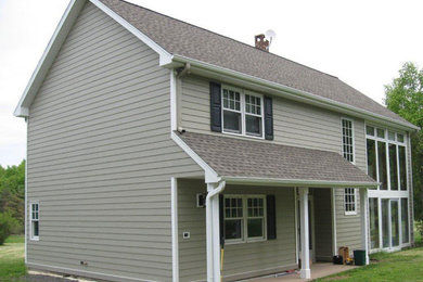 Diseño de fachada gris tradicional de tamaño medio de dos plantas con revestimiento de vinilo