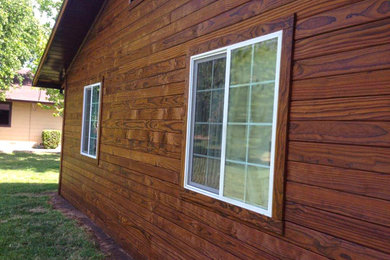 Ejemplo de fachada de casa marrón rústica de tamaño medio con revestimiento de madera