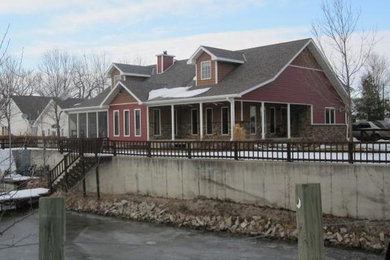 Стильный дизайн: двухэтажный, красный дом среднего размера с комбинированной облицовкой - последний тренд