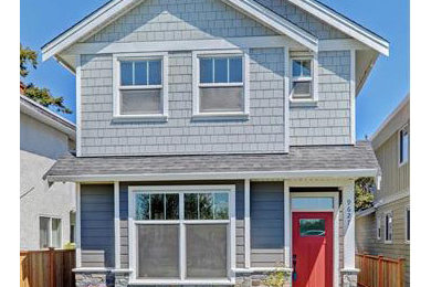 Mittelgroßes, Zweistöckiges Rustikales Einfamilienhaus mit Mix-Fassade, grauer Fassadenfarbe und Satteldach in Vancouver