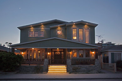 Foto della facciata di una casa verde american style a due piani di medie dimensioni con rivestimento con lastre in cemento
