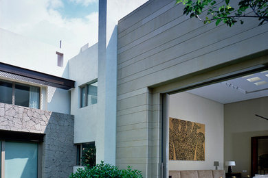 モダンスタイルのおしゃれなベージュの家 (石材サイディング) の写真