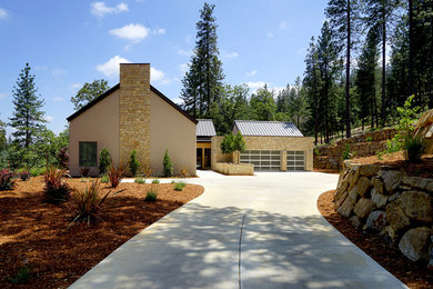 Foto de fachada de casa beige de estilo de casa de campo de tamaño medio de una planta con revestimientos combinados, tejado a dos aguas y tejado de metal