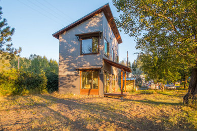 Ispirazione per la facciata di una casa piccola grigia contemporanea a due piani con rivestimento in metallo e copertura in metallo o lamiera