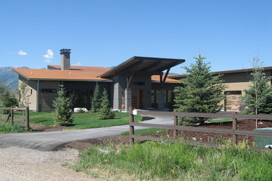 Großes, Einstöckiges Modernes Einfamilienhaus mit Mix-Fassade, bunter Fassadenfarbe, Pultdach und Blechdach in Salt Lake City