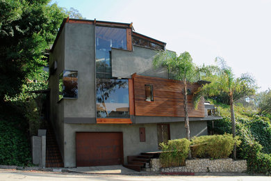 Exemple d'une grande façade de maison grise tendance à deux étages et plus avec un revêtement mixte.