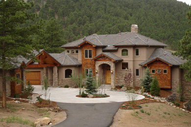 Diseño de fachada de casa beige rústica grande de dos plantas con revestimiento de piedra, tejado a dos aguas y tejado de teja de madera