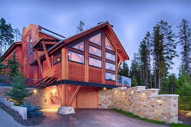 Foto de fachada de casa marrón minimalista grande de tres plantas con revestimiento de madera y tejado a dos aguas