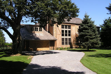 Aménagement d'une façade de maison marron montagne en bois de taille moyenne et à un étage avec un toit à deux pans et un toit en shingle.