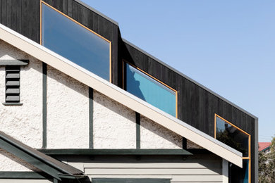 Foto de fachada de casa escandinava de dos plantas con revestimiento de madera y tejado de metal