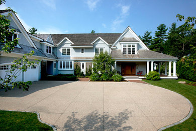 Diseño de fachada de casa gris clásica grande de dos plantas con revestimiento de madera, tejado a dos aguas y tejado de teja de madera