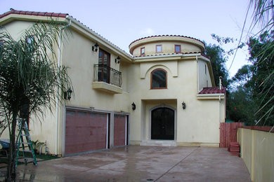 ロサンゼルスにある高級な地中海スタイルのおしゃれな家の外観の写真
