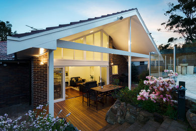 シドニーにある中くらいなコンテンポラリースタイルのおしゃれな家の外観 (レンガサイディング) の写真