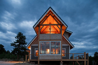 Foto de fachada de casa multicolor rústica de tamaño medio de dos plantas con revestimientos combinados, tejado a dos aguas y tejado de teja de madera