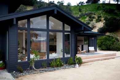 Mittelgroßes, Zweistöckiges Retro Einfamilienhaus mit Mix-Fassade, schwarzer Fassadenfarbe, Satteldach und Schindeldach in Los Angeles