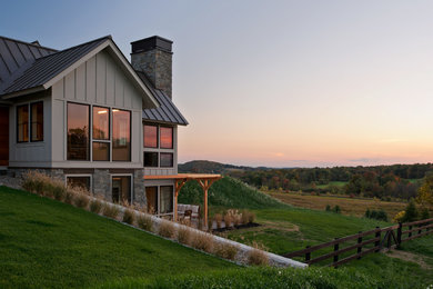 Inspiration pour une grande façade de maison grise design en pierre à un étage.