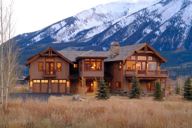 Großes, Zweistöckiges Landhaus Haus mit brauner Fassadenfarbe, Satteldach und Schindeldach in Denver