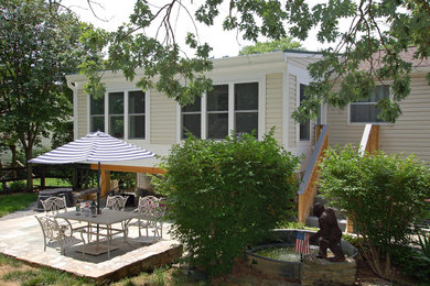 ワシントンD.C.にある小さなトランジショナルスタイルのおしゃれな家の外観 (ビニールサイディング) の写真