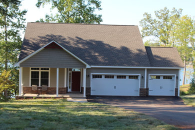 Imagen de fachada de casa beige de estilo americano de tamaño medio de dos plantas con revestimiento de aglomerado de cemento, tejado a dos aguas y tejado de teja de madera