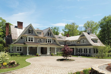 Exemple d'une façade de maison grise chic en bois à deux étages et plus.