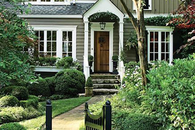 シャーロットにある高級なトラディショナルスタイルのおしゃれな家の外観 (緑の外壁) の写真