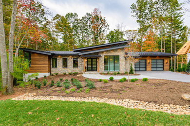 Idées déco pour une façade de maison contemporaine.