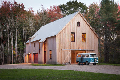 Aménagement d'une façade de maison beige campagne en bois à un étage avec un toit à deux pans et un toit en métal.