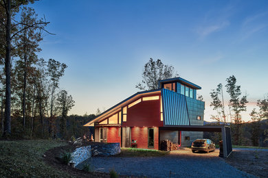 Inspiration pour une façade de maison grise minimaliste de taille moyenne et à deux étages et plus avec un revêtement mixte, un toit à quatre pans et un toit végétal.