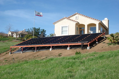 サンディエゴにある高級なトラディショナルスタイルのおしゃれな家の外観 (漆喰サイディング) の写真