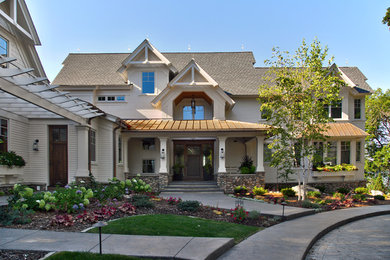 Großes, Zweistöckiges Landhausstil Einfamilienhaus mit Vinylfassade, weißer Fassadenfarbe, Satteldach und Schindeldach in Minneapolis
