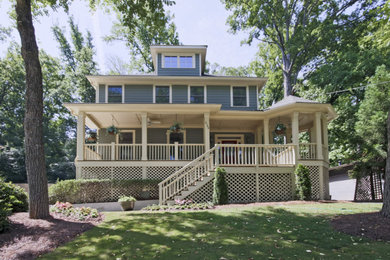 Imagen de fachada de casa verde de estilo americano grande con revestimiento de madera, tejado a dos aguas y tejado de teja de madera