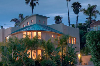 サンディエゴにあるお手頃価格の小さなトロピカルスタイルのおしゃれな家の外観 (漆喰サイディング) の写真