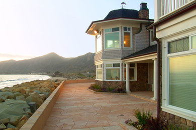 サンタバーバラにあるビーチスタイルのおしゃれな家の外観の写真