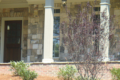 アトランタにあるトラディショナルスタイルのおしゃれな家の外観 (石材サイディング) の写真